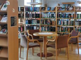 Ein Tisch und Stühle in einer Bibliothek