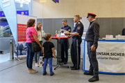 „Coffee with Cops“ in Attnang-Puchheim: Groß und Klein waren dabei.